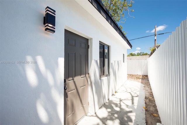 1385 NW 28th St, Miami, FL 33142