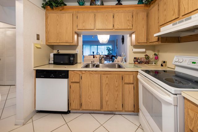 9279 Wedgewood Drive B20, Tamarac, FL 33321