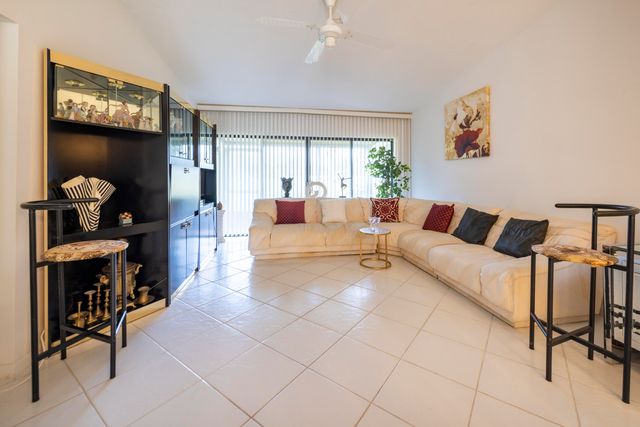 9279 Wedgewood Drive B20, Tamarac, FL 33321
