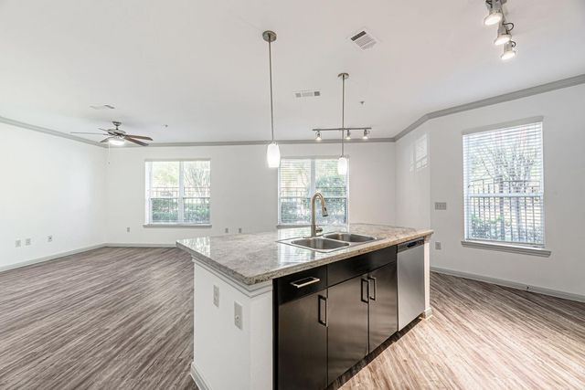 8877 Lakes At 610 Drive 401, Houston, TX 77054