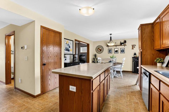10 BANNER Circle, Madison, WI 53718
