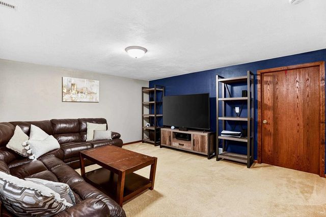 10 BANNER Circle, Madison, WI 53718