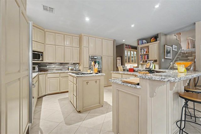 8203 NW Stonebridge Ct, Lawton, OK 73505