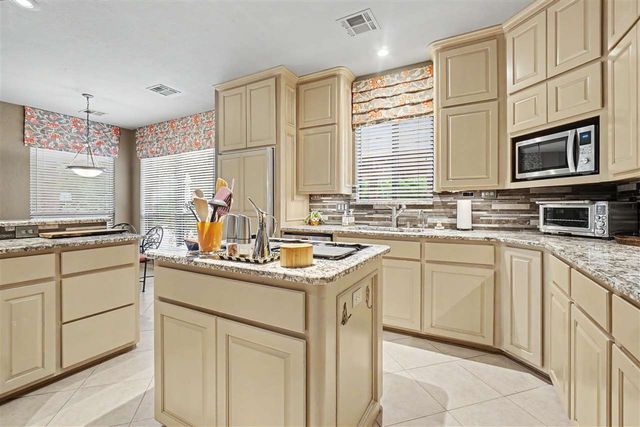 8203 NW Stonebridge Ct, Lawton, OK 73505