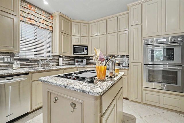 8203 NW Stonebridge Ct, Lawton, OK 73505