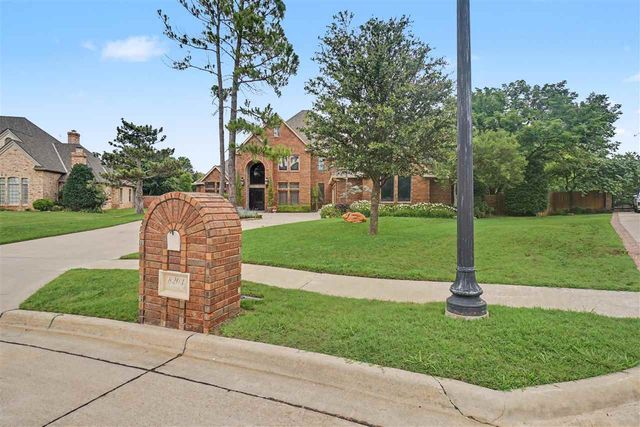 8203 NW Stonebridge Ct, Lawton, OK 73505