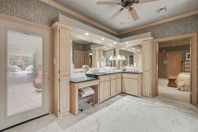 8203 NW Stonebridge Ct, Lawton, OK 73505