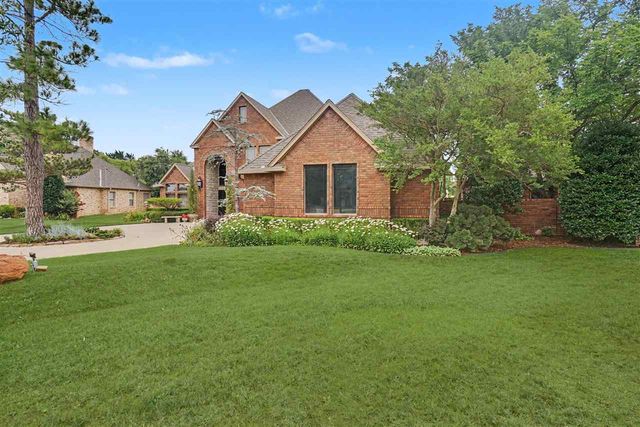 8203 NW Stonebridge Ct, Lawton, OK 73505