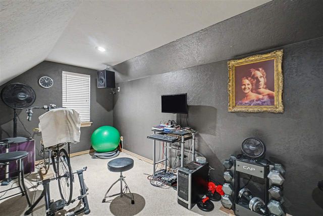 8203 NW Stonebridge Ct, Lawton, OK 73505
