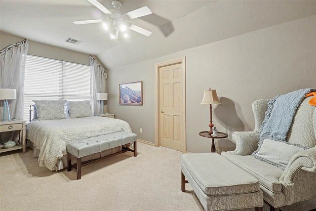 8203 NW Stonebridge Ct, Lawton, OK 73505