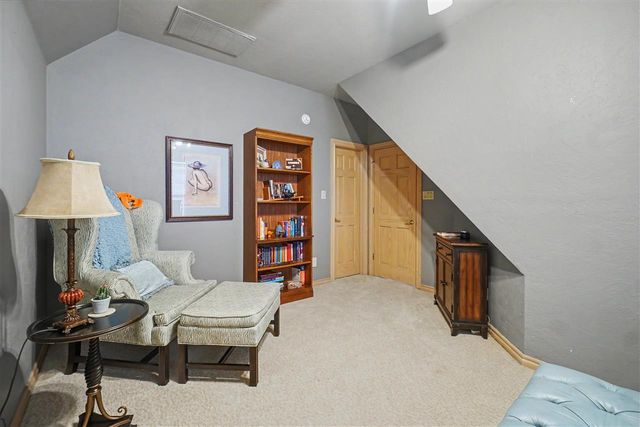 8203 NW Stonebridge Ct, Lawton, OK 73505