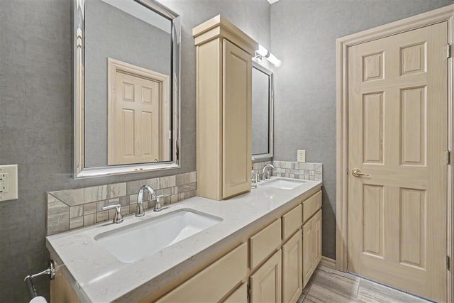8203 NW Stonebridge Ct, Lawton, OK 73505