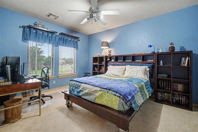 8203 NW Stonebridge Ct, Lawton, OK 73505