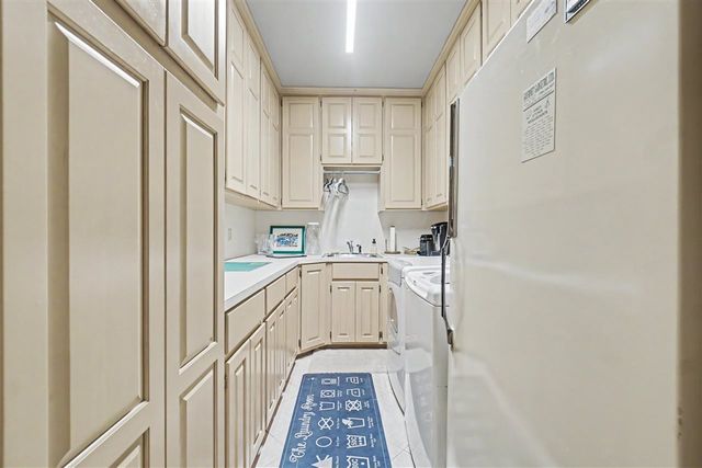 8203 NW Stonebridge Ct, Lawton, OK 73505