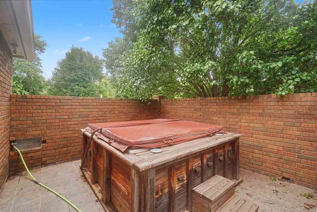 8203 NW Stonebridge Ct, Lawton, OK 73505