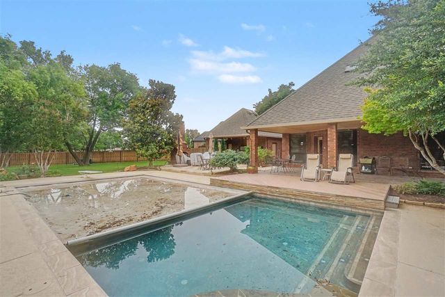 8203 NW Stonebridge Ct, Lawton, OK 73505