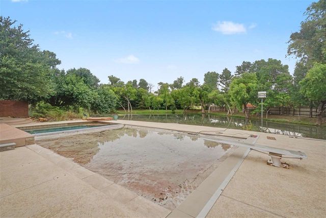 8203 NW Stonebridge Ct, Lawton, OK 73505