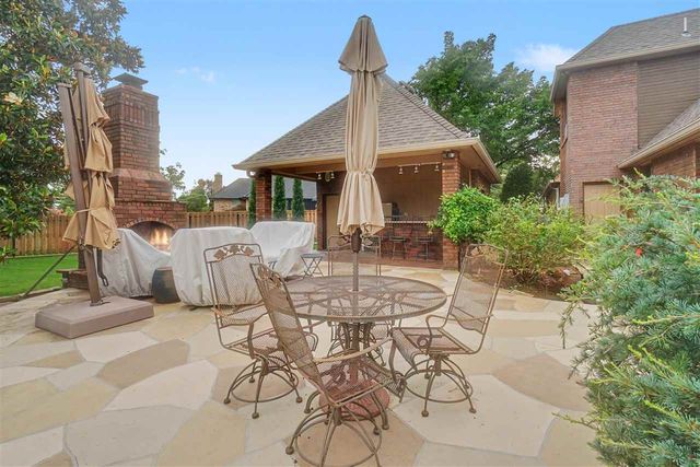 8203 NW Stonebridge Ct, Lawton, OK 73505