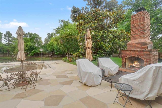 8203 NW Stonebridge Ct, Lawton, OK 73505