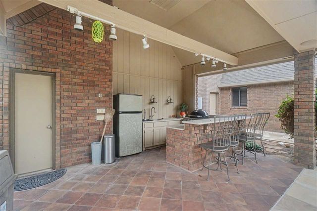 8203 NW Stonebridge Ct, Lawton, OK 73505