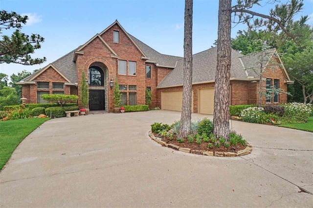 8203 NW Stonebridge Ct, Lawton, OK 73505
