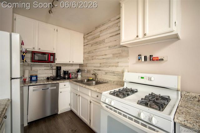 15251 Wildwood Street, Roseville, MI 48066