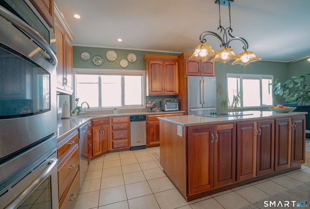 8 Farmview Drive, New Milford, CT 06776