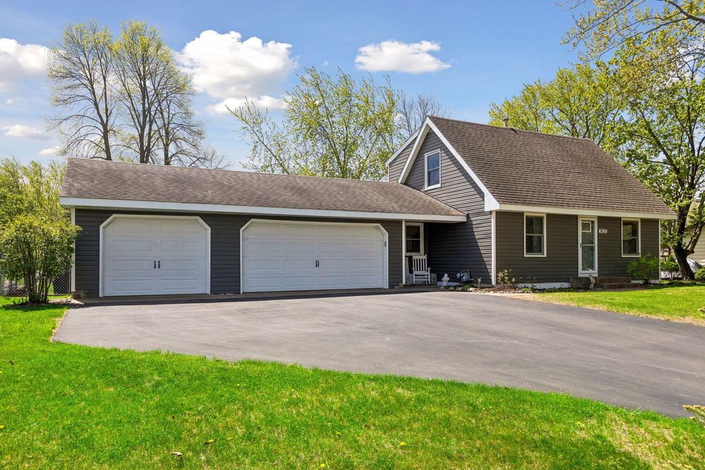 912 Woody Lane NW, Coon Rapids, MN 55448