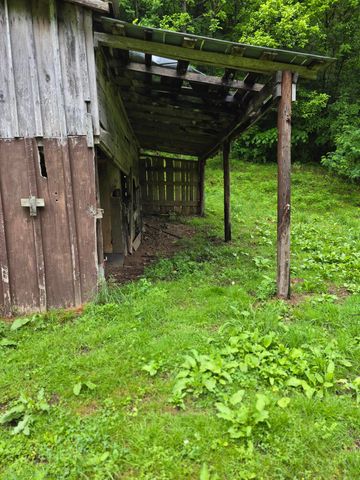 1698 Dry Creek Road, Topmost, KY 41862