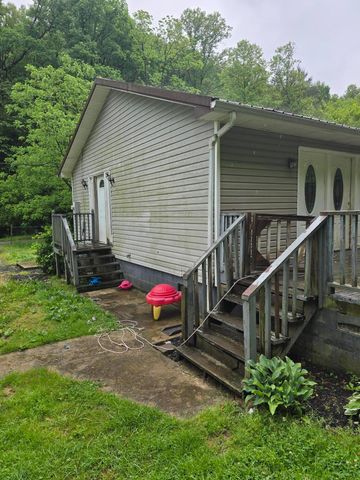 1698 Dry Creek Road, Topmost, KY 41862