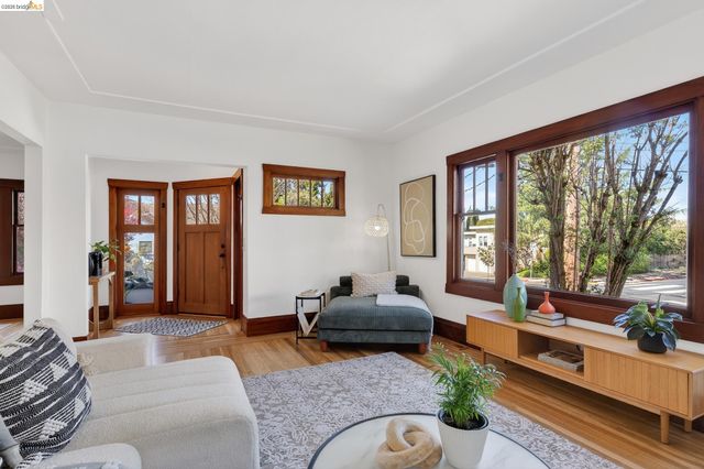 1200 El Centro Ave, Oakland, CA 94602