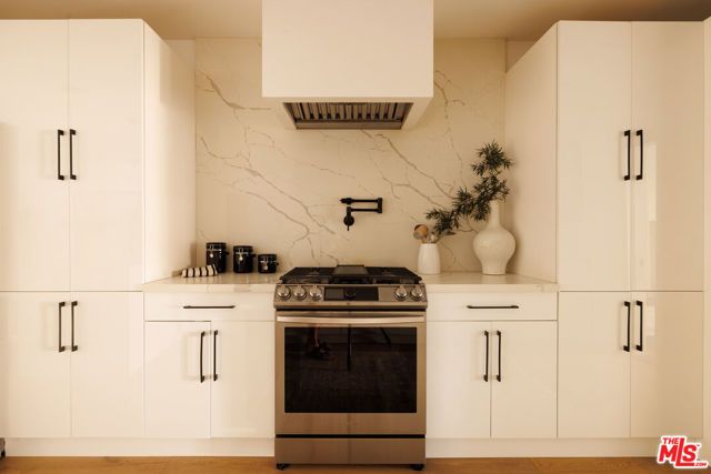 122 N Wilton Place, Los Angeles, CA 90004