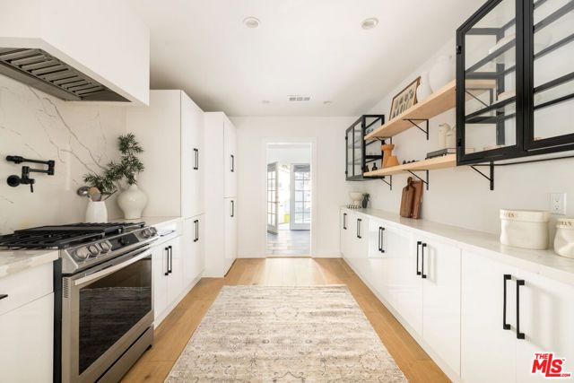 122 N Wilton Place, Los Angeles, CA 90004