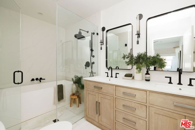 122 N Wilton Place, Los Angeles, CA 90004