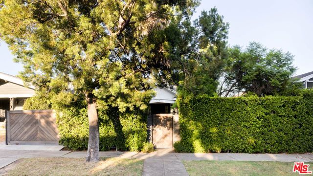 122 N Wilton Place, Los Angeles, CA 90004