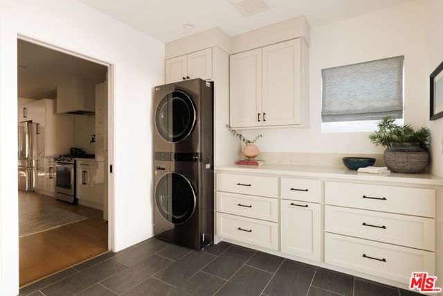 122 N Wilton Place, Los Angeles, CA 90004