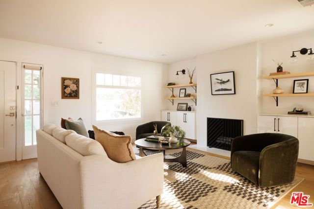 122 N Wilton Place, Los Angeles, CA 90004
