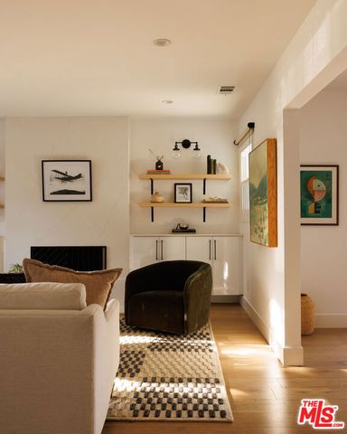 122 N Wilton Place, Los Angeles, CA 90004