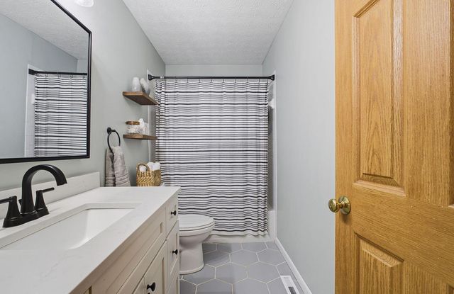 1888 Iris Court, Grove City, OH 43123