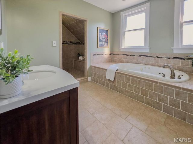 330 S 6th Street, St Charles, MO 63301