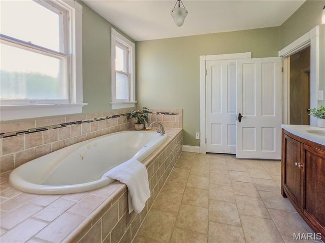 330 S 6th Street, St Charles, MO 63301