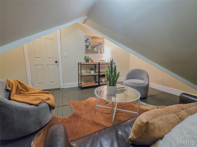 330 S 6th Street, St Charles, MO 63301