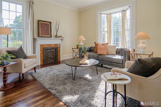 330 S 6th Street, St Charles, MO 63301
