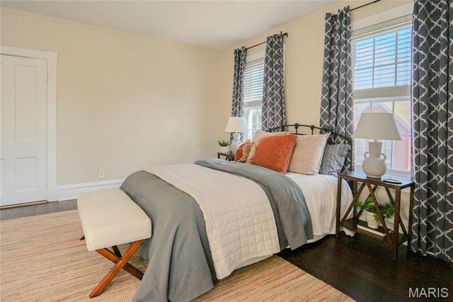 330 S 6th Street, St Charles, MO 63301