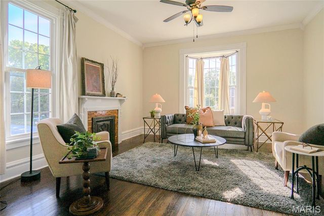 330 S 6th Street, St Charles, MO 63301