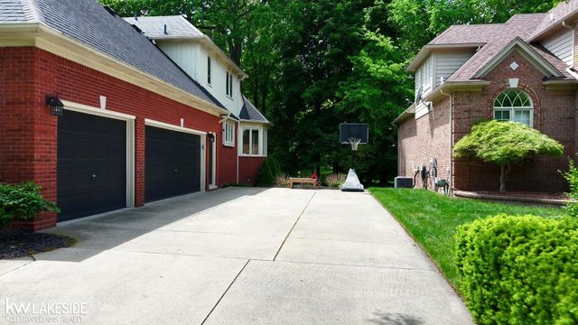 54213 Flamingo Drive, Utica, MI 48315