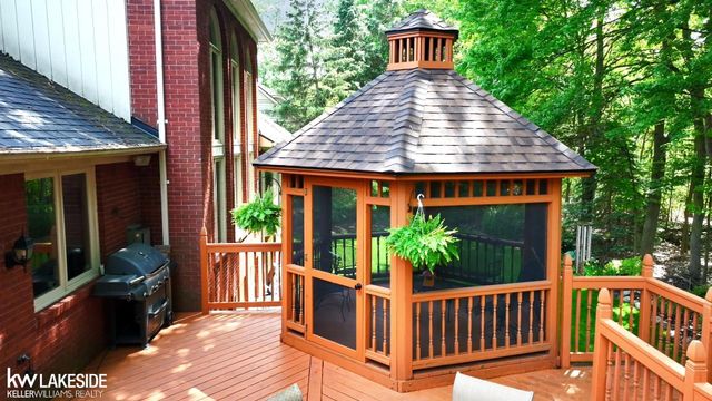 54213 Flamingo Drive, Utica, MI 48315