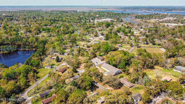 Nhn Pearl Avenue, Moss Point, MS 39563