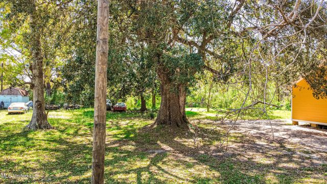 Nhn Pearl Avenue, Moss Point, MS 39563
