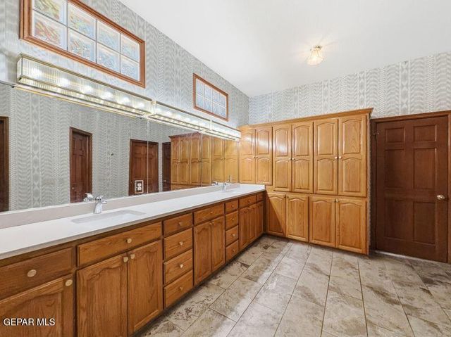 1092 THUNDERBIRD Drive, El Paso, TX 79912
